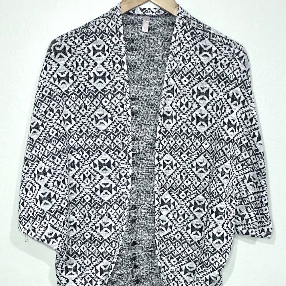 Black and White Short Sleeve Shaw